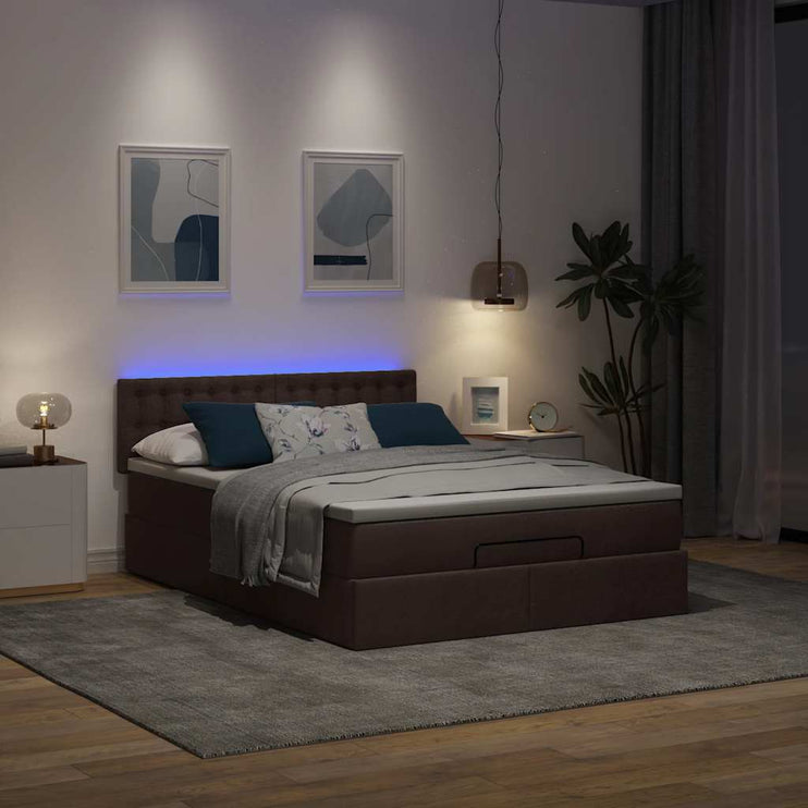 Ottoman säng med madrass och LED-lampor mörkbrun 140x190 cm tyg